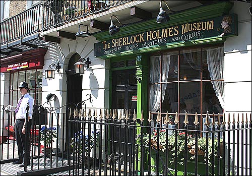 영국 런던에 있는 셜록 홈즈 박물관. '베이커가 221B번지'라는 가상 주소를 사용하고 있다. 